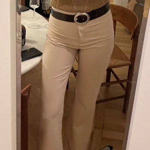 Beige kostymbyxor - Fina kostymbyxor, höga i midjan och långa i benen. Jag är 171cm. Sitter väldigt smickrande på. Köpt vintage. Passar xs/s beroende på hur tighta du vill att de ska sitta. 