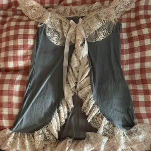 Unik lace topp/nattlinne - Jätte fin lace topp med rosett i mitten! Aldrig använt för den passar ej mig. Skriv för mer bilder. 