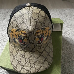 Gucci lion keps  - Som ny inga skador eller så  Knappt använd Strlk S kvitto och box tillkommer  Hör av er om ni har frågor.  