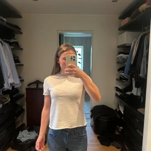 Bomullstshirt  - Säljer denna tröja då den blivit för liten. Den är i bra skick och passar perfekt för vardagligt bruk. Tröjan är i en beige/ljusrosa färg.