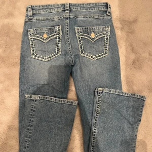 Jeans med fickor - Ascoola jeans med true religion liknande tryck på fickorna från Gina Young i storlek 170 passar mig bra som är en S
