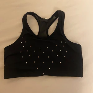 Glitter bh/topp  - Super söt gymnastik top med paljetter! Aldrig använd, bara testad. Säljer då den inte har kommit till användning. Skulle säga att den är i storlek xs men står storlek 12 år 