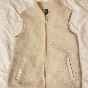 Teddy väst - Säljer denna teddy västen som tyvärr har blivit för liten💕