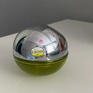 DKNY Be delicious 30 ml - Säljer denna friska äppeldoftande parfym som jag använt Max 2 gånger. Den doftar jättegott men har dåliga minnen av den så kan inte använda den pågrund vad det. Nypris 650kr. 