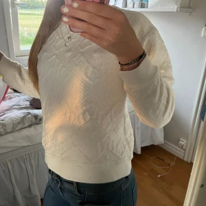 Cardigan  - Cardigan med coola detaljer 💗använd fåtal gånger men i jätte bra skick 