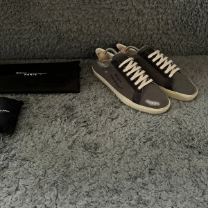 Saint Laurent skor  - Tja säljer nu dessa helt nya ysl skor i storlek 42,5, riktigt sällsynt färg och är slutsålt sen flera år tillbaka! Aldrig använda skick 10/10. Tillkommer extra skosnören och Dustbag. Möts i Stockholm eller fraktar spårbart via postnord📦