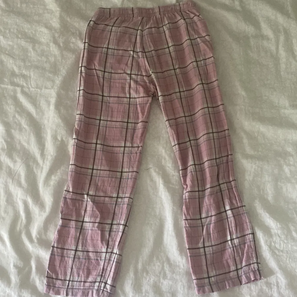 Rosa pyjamas byxor! Andvända men i bra skick💗. Jeans & Byxor.