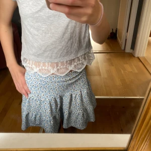 Blommig kjol - Säljer nu en fin kjol från lager 157 som är i superbra skick!🩷Den är i storlek 140 men är väldigt stor i storleken så jag som har mycket över 140 kan ha på mig