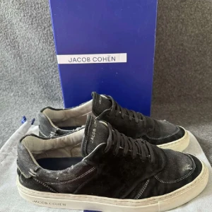 Jacob cohën skor - Säljer mina Jacob cohen skor då dem satt för stort på mig! Skick 8/10. Priset är inte hugget i Sten så hör av dig vid minsta fundering! Endast skor och dustbag ingår