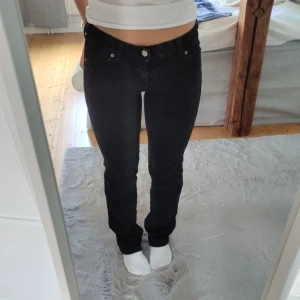 Svarta lågmidjade jeans - Lågmidjade svarta jeans från Dr.Denim i nyskick🤍 Vet ej exakt storlek men skulle tippa på ca w26 i midjan och som referens är jag 160cm. Materialet är ganska stretchigt💕 om man har fler frågor om storlek så är det bara att kontakta🤍