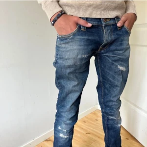 Nudie jeans - Säljer ett par rikigt feta Nudie jeans o rikigt bra skick, tveka inte att skriva vid minsta fundering om jeansen, priset är inte hugget i sten.