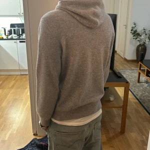 Kashmir kofta - En riktigt snygg Kashmir kofta, använd 1 gång. Tröjan är M men passar som S. Vid fler frågor är det bara att skriva 