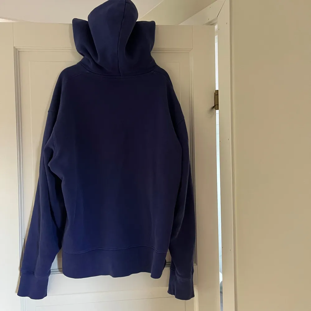 Skön acne hoodie i storlek S. Lite sliten och har några hål vid fickan. Pris går att diskutera. . Hoodies.