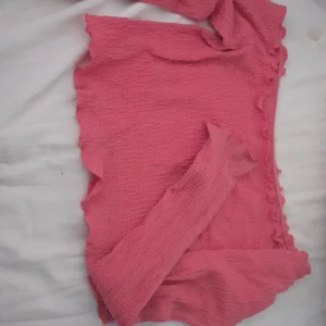 Off the shoulder topp - En väldigt gullig och fin off the shoulder tröja💕 Bara använd ett fåtal gånger❤ Minns tyvärr inte vart den är köpt men jag tror att den är ifrån H&M💕