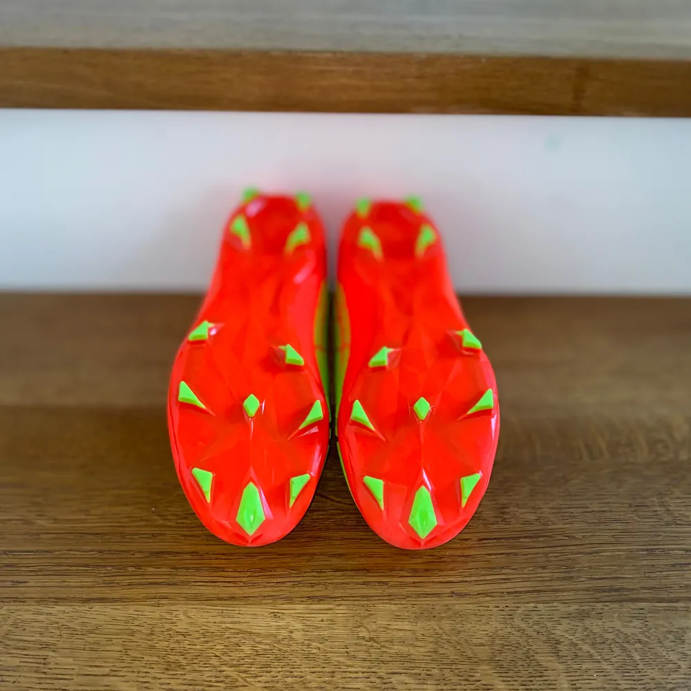 Color neon orange, neon green Size us 6 No laces. Skor.