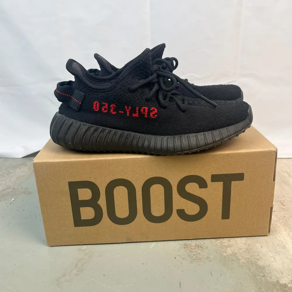 Adidas YEEZY BOOST 350 är en populär sneaker designad av Kanye West i samarbete med Adidas.   Årgång 2020 Orginalkartong och kvittot finns Storlek UK 5 (EUR 38). Skor.