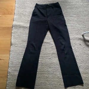 Svarta kostymbyxor  - Säljer dessa svarta kostymbyxor som är perfekta nu till hösten! Byxorna är i storlek 34 och är köpta från bik bok. Byxorna har två fickor fram och två fickor baktill. Säljer pågrund av att byxorna är för små för mig🍁❤️