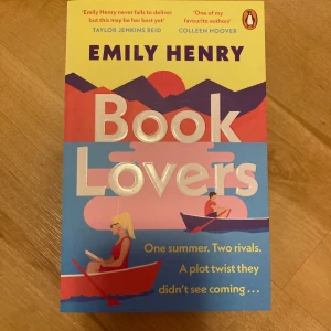 Book Lovers av Emily Henry - Bok i nyskick på engelska. Boken är oläst och har obruten rygg. Skriv gärna vid frågor 💕