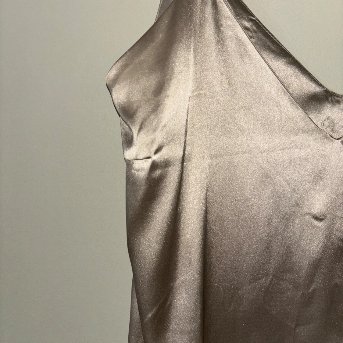 Champagnefärgad sidenklänning från The Black Label Collection - 90