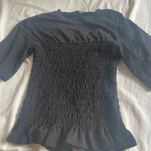 T-shirt - Jätte fin svart tröja, går att andvänd när som aldig andvänd 