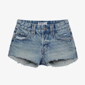 Jeans shorts - Jättefina jeansshorts från Pull & Bear. Low waist och väldigt korta med fina bakfickor🤩Använda fåtal gånger så i bra skick!