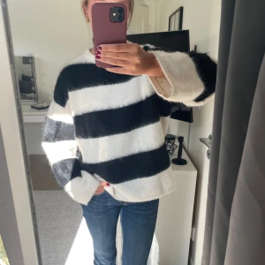 Randig stickad tröja  - Jötte fin randig sticka ströks ifrån hm i storlek xs, använd några få tal gånger o är därav i fint skick😊