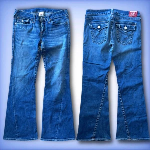 True Religion jeans - Ett par jätte fina bootcut True religion jeans i ett jätte fint skick!  Hör av dig ifall du har frågor😊