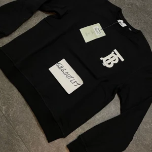 Svart sweatshirt med tryck - Säljer en stilren svart sweatshirt med ett coolt vitt tryck på bröstet. Perfekt för både vardag och chill. Finns i storlekar från XS till XXL. Passar till allt och är superbekväm!