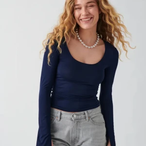 Marinblå tröja - Säljer denna marinblåa tröja från Gina tricot med slits då den inte kommer till användning  Storlek Xs men materialet är strechig 💕 Pris kan diskuteras!! 🌸💘