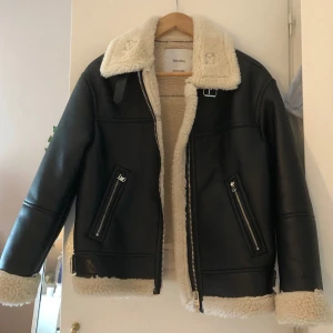 Bershka jacka - Bershka jacka i nyskick. Väldigt varm och perfekt nu till hösten/vintern🩷 Storlek M, nypris 499kr.