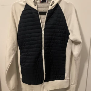 Colmar cardigan - En fet colmar cardigan i storlek s, jag är 180 och väger 77kg. Tveka inte på att höra av er eller skicka prisförslag