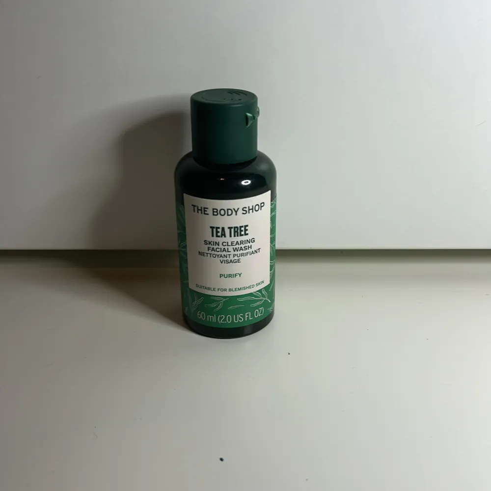 Säljer en flaska Tea Tree Skin Clearing Facial Wash från The Body Shop. Den är perfekt för att rengöra huden och hålla den fräsch. Flaskan är grön och innehåller 60 ml av produkten. Passar bra för daglig användning och är speciellt framtagen för att hjälpa till med orenheter finns inte så mycket kvar så säljer den för biligt men jätte bar . Skönhet.