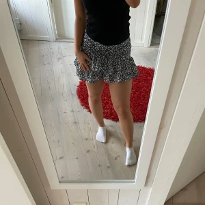 Söt kjol - En kjol i bra skick, älskar denna men säljer för den är för liten för mig. Bra längd.💕