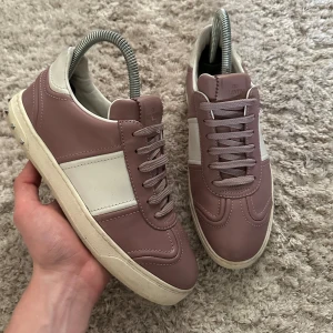 Valentino Flycrew Skor - Säljer dessa superfina rosa flycrews i Storlek 37 sitter lite större | 8/10 Skick, Lite slitna på insidan (alla nitar kvar) | Bara skorna medföljer | Hör av dig vid minsta lilla fundering ✌️