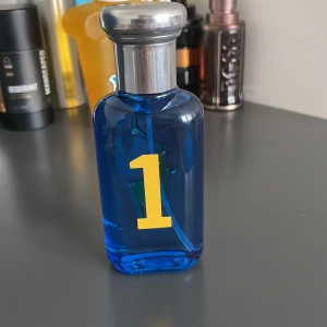 Ralph Lauren - Fragrance - BPM BLUE 50ML EDT FG - Eau de toilette. Det är en fräsch manlig lukt med doftnoterna  Top Notes: Lime Heart Notes: Grapefruit base Notes: Oak  