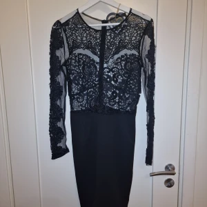 Oanvänd Svart Spetsklänning - Säljer denna helt oanvända klänning. Den är väldigt unik och förtjänar verkligen mer kärlek. Den är I storlek S. Den köptes för 500:- men jag släpper den för 399:-