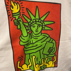 Uniqlo x Keith Harring T-Shirt - Säljer en Uniqlo X Keith Harring T-shirt.                             Gott skick