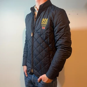 Quiltad Morris jacka  - Mörkblå quiltad Morris jacka, storlek S, i fint skick. Pris 699kr, skriv vid fundering eller fråga 👀