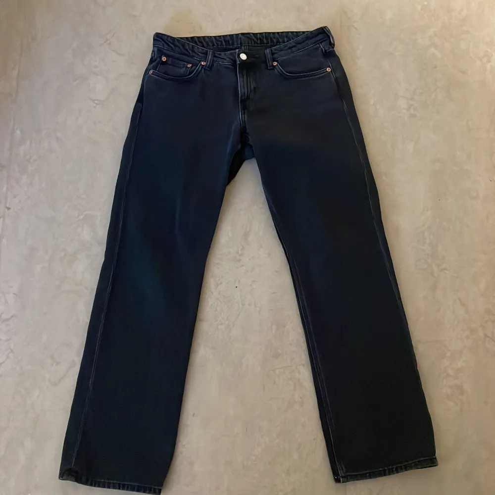 Svarta lågmidjade jeans från weekday i modellen ”arrow”. Bra skick, använda fåtal gånger.  Strl 29/32, sitter som M  Nypris 590kr Något långa på mig som är 162cm. Jeans & Byxor.