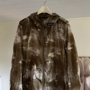 Woolrich windbreaker - Riktigt fet windbreaker från woolrich, är storlek L men passar bättre som en M. Använd ca 5 ggr, perfekt till hösten