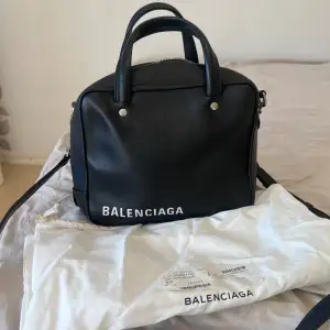 Svart balenciaga train square xs aj veau jour brilliant noir väska köpt på ABCD göteborg. Fint skick. köpt för 16510kr som ni ser på bilden. Dustbag finns. Fraktar