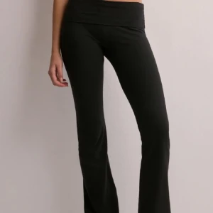 Svarta bootcut leggings - Säljer dom svarta yoga byxorna från Gina tricot!De är superbekväma och perfekta för både vardag och träning. Materialet är mjukt och stretchigt, vilket ger en skön passform. Perfekta för dig som vill ha en stilren look med lite extra flair!