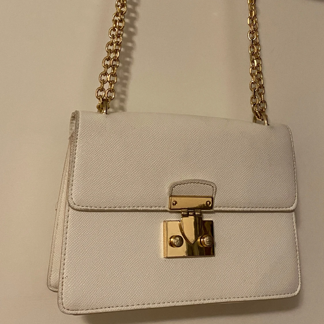 Vit guldig läderväska  - 91