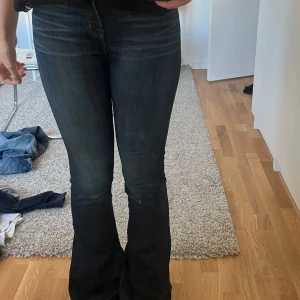 Coola jeans - Har målat fickorna själv. Säljer för att jag tycker de är för små. Jag är 175 och brukar ha m i jeans som referens