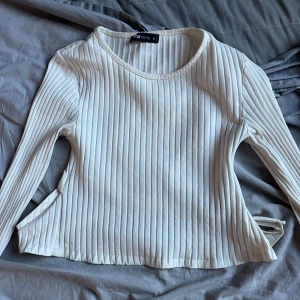 Vit tröja öppen rygg - Storlek S. Stockholm stil. Skick 8/10 knappt använd 
