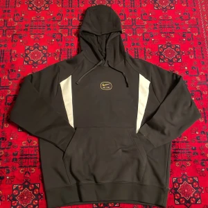 Helt ny Nike hoodie  - Helt nytt Nike air hoodie som jag fick på min födelsedag men som tyvärr var för stora för mig. Har aldrig använts.
