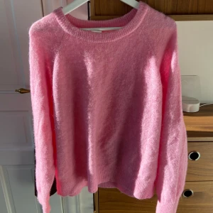 Rosa stickad tröja - Rosa fin stickad tröja från Carin Wester i ull alpacka och polyester. Bra skick, storlek L passar oversize på en S eller M☺️ sparsamt använd