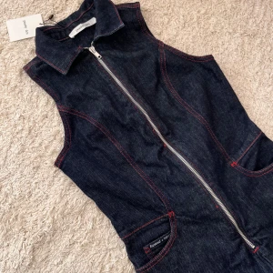 Jumpsuit - Helt ny jumpsuit från peachy den. Aldrig använd då den ej passade. Fickor fram och bak. Röd kontrastsöm. Storlek s.