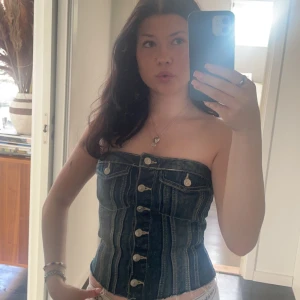 jenas topp - en jeans topp från zara jag använt 2 gånger, den är i storlek S. Köptes för 300kr men säljs för 150kr