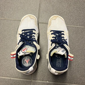 Jordans - Detta är Jordan Psg Edition. Har använt dem få gånger 3-6 unifär. Bra skick och är inte sönder nån stans. Dem är i Storlek 42